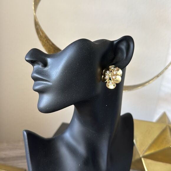 Elegant Gold-Tone Floral Earrings A1297 - Picture 2 of 2